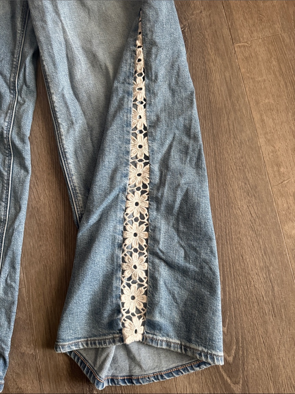 American Eagle Low Rise Ultra Wide Leg Jean - Picture 2 of 4